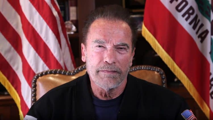 Arnold Schwarzenegger se Envolve em Uma Batida de Carro, Bate seu SUV em um Toyota Prius
