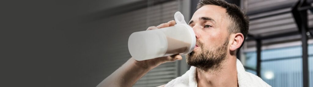 Foto de um homem levando a shakeira a boca - para que serve a palatinose