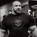 Conheça a preparação de Goodvito para o Mr. Olympia 2025, com treinos, disciplina e apoio da BLACKSKULL USA™ para máxima performance.