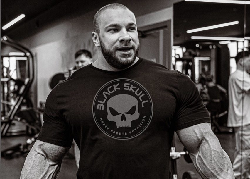 Conheça a preparação de Goodvito para o Mr. Olympia 2025, com treinos, disciplina e apoio da BLACKSKULL USA™ para máxima performance.