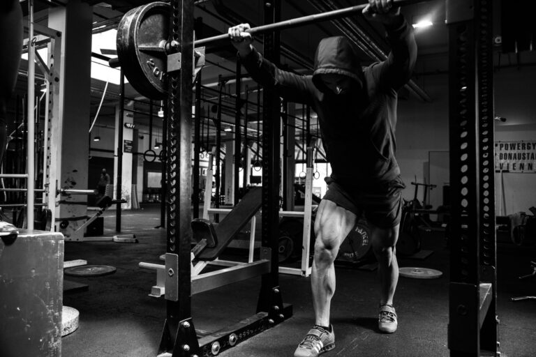 Desvende os segredos do treino de resistência e domine a progressão de carga. Com este guia, otimize a sua performance, quebre platôs e transforme seu físico.