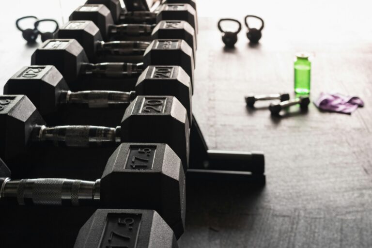 Entenda as diferenças entre whey concentrado e isolado e qual a melhor opção para seus objetivos de treino, massa muscular ou definição.