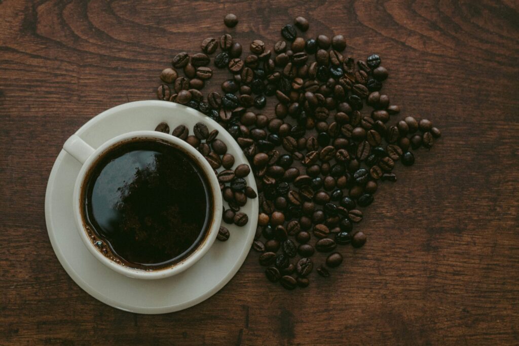 É sensível a estimulantes ou treina à noite? Descubra como o pré-treino sem cafeína otimiza seu desempenho, força e foco sem comprmeter seu sono.