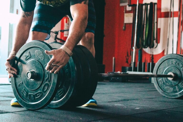 Descubra o que é overtraining, os sintomas e como combatê-lo. Maximize sua recuperação, evite lesões e alcance alta performance sustentável com a BLACK SKULL™.