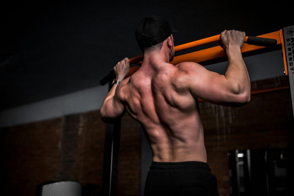 Busca resultados insanos na musculação? Descubra o Drop Set, a técnica avançada que eleva a intensidade, quebra platôs e acelera sua hipertrofia.