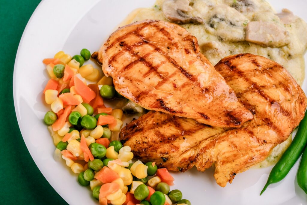 Descubra o que comer depois do treino para otimizar a recuperação muscular, repor as energias e potencializar os seus resultados.