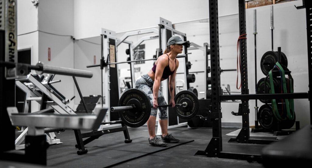 Confira dicas de treino feminino para hipertrofia com exercícios e dicas para ganhar massa muscular, definir o shape e evoluir os resultados com segurança.