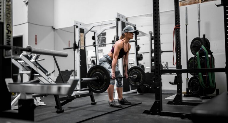Confira dicas de treino feminino para hipertrofia com exercícios e dicas para ganhar massa muscular, definir o shape e evoluir os resultados com segurança.