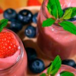 Mantenha sua performance no verão! Descubra receitas com whey leves e refrescantes, perfeitas para pré e pós-treino de forma saborosa e prática.