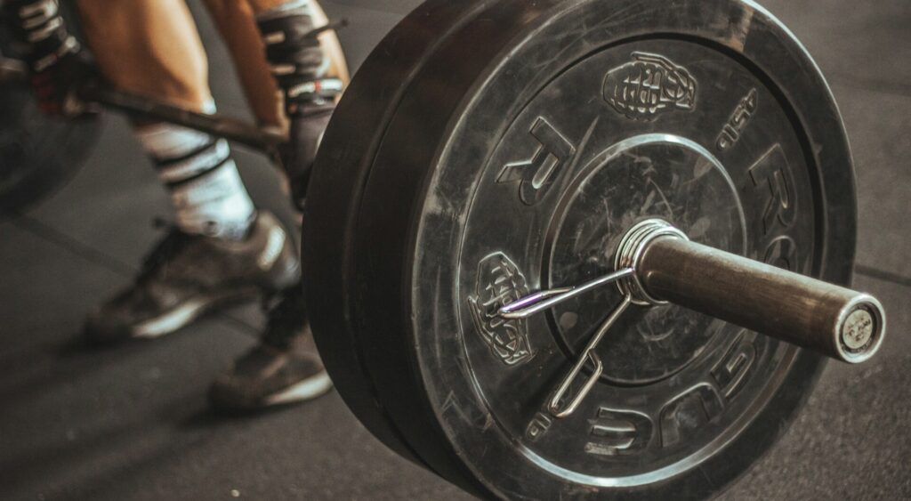 Sua performance estagnou? O cross training pode ser a solução! Saiba como ele turbina seu condicionamento, previne lesões e leva seus resultados a outro nível.