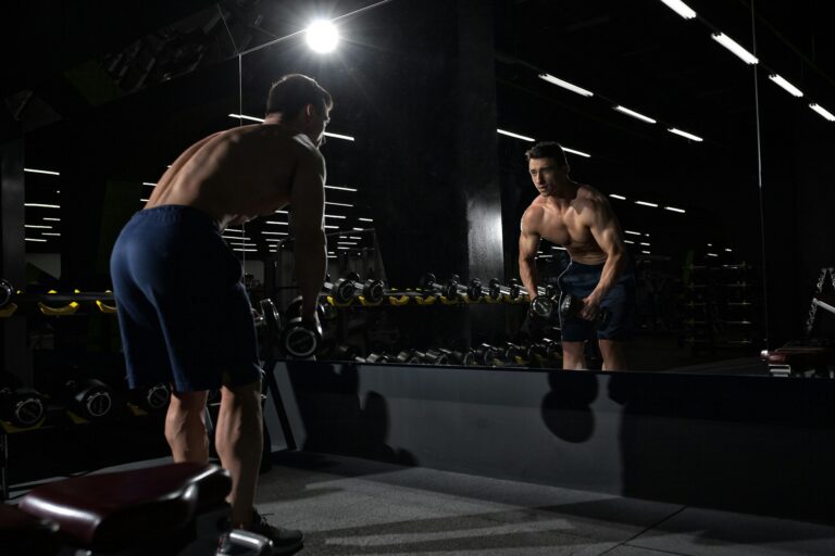 Atleta em preparação física intensa, refletindo os critérios de proporção, condicionamento e apresentação exigidos nas diferentes categorias do fisiculturismo.