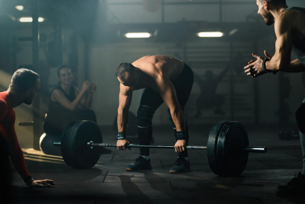 Levantamento terra sendo executado em treino de musculação, exercício fundamental para força global, hipertrofia e desenvolvimento da cadeia posterior.