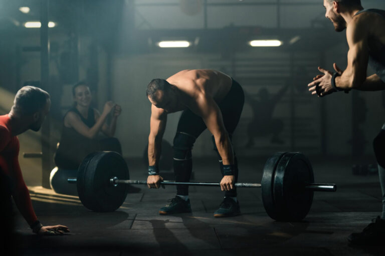 Levantamento terra sendo executado em treino de musculação, exercício fundamental para força global, hipertrofia e desenvolvimento da cadeia posterior.