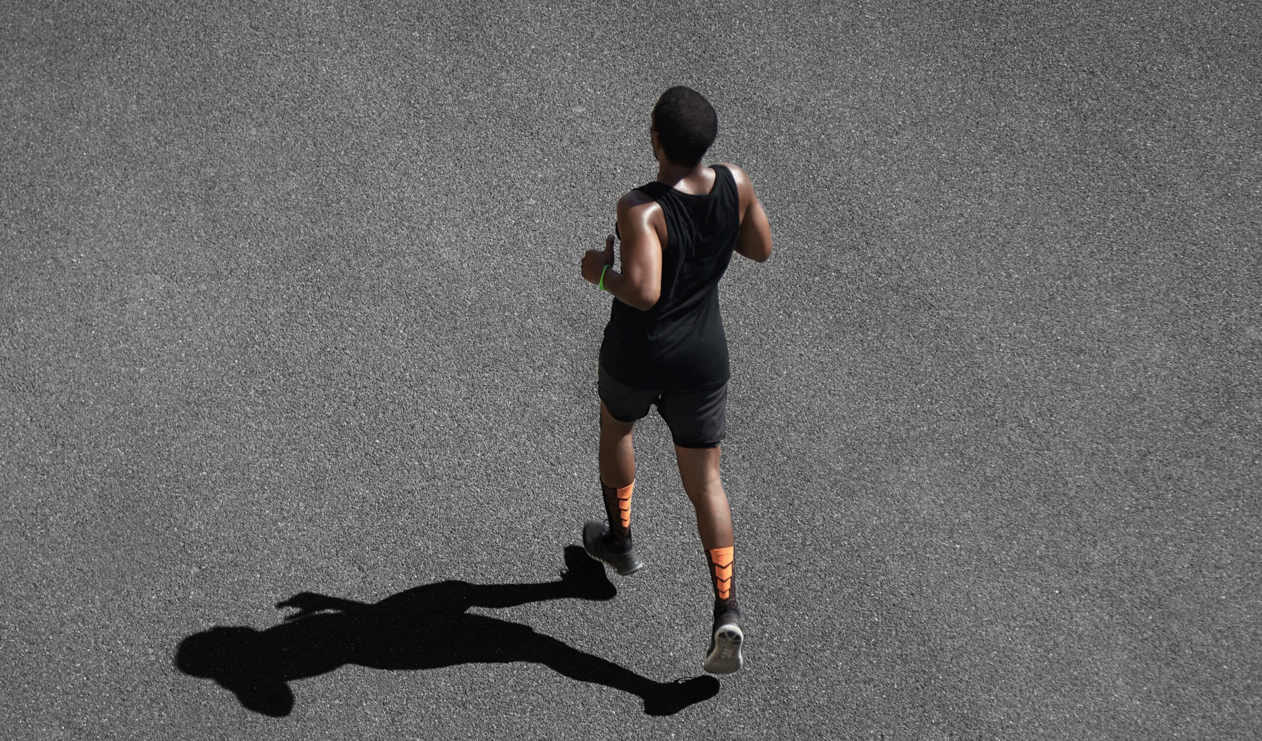 Quais são os melhores suplementos para corredores? 1 Homem correndo ao ar livre, representando o uso de suplementos para corredores para melhorar energia, resistência e recuperação.