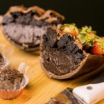 Ovo da Páscoa fit com casca de chocolate 70% e recheio de creme de whey, acompanhado de frutas frescas.