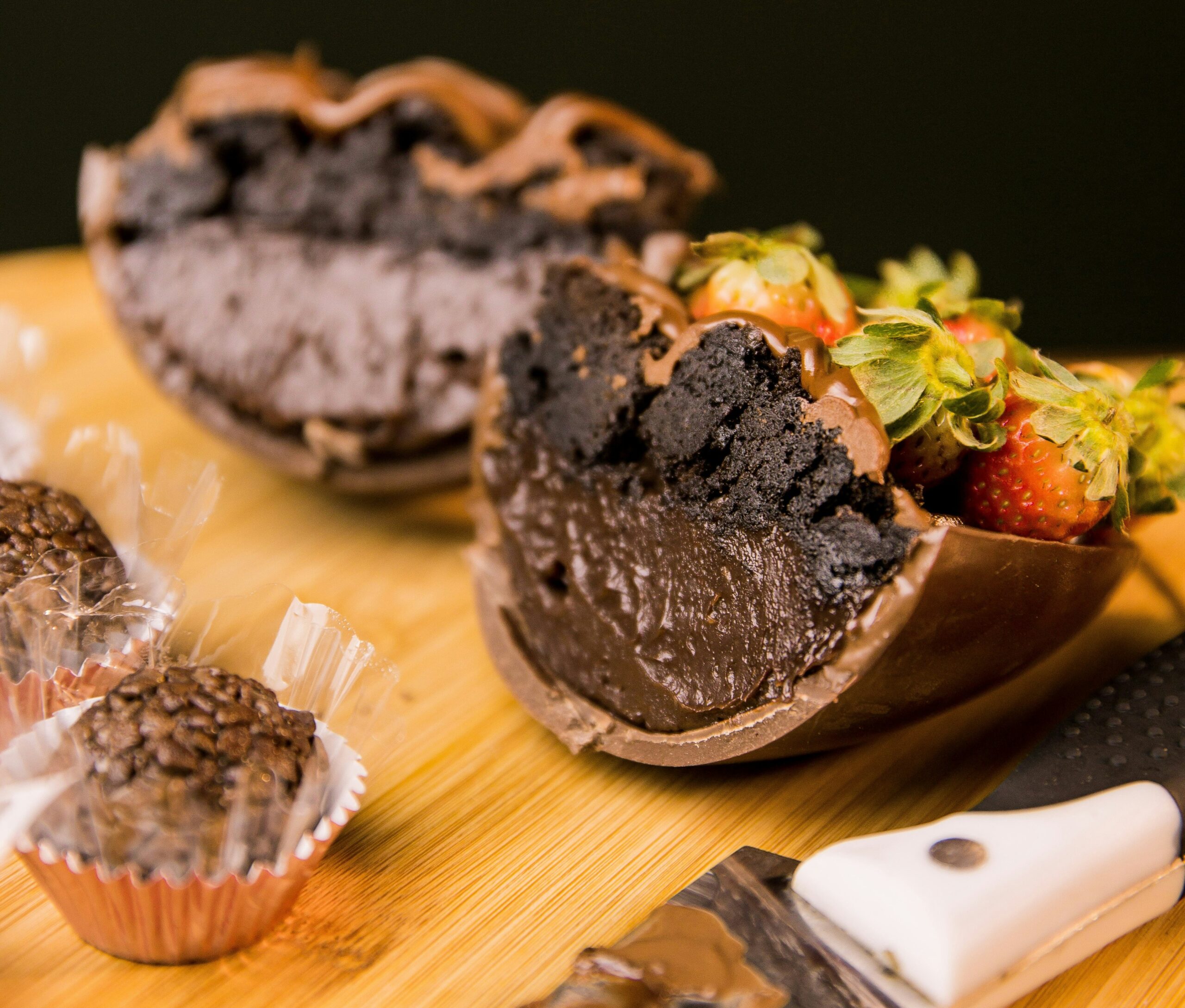 Ovo de Páscoa fit: receitas para aproveitar a data sem culpa 1 Ovo da Páscoa fit com casca de chocolate 70% e recheio de creme de whey, acompanhado de frutas frescas.