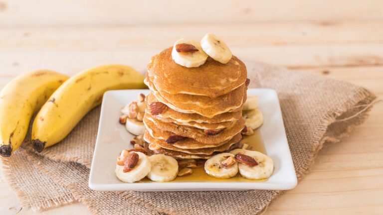 Receitas fitness como esta panqueca de banana combinam energia, sabor e praticidade para um pré-treino nutritivo e equilibrado.