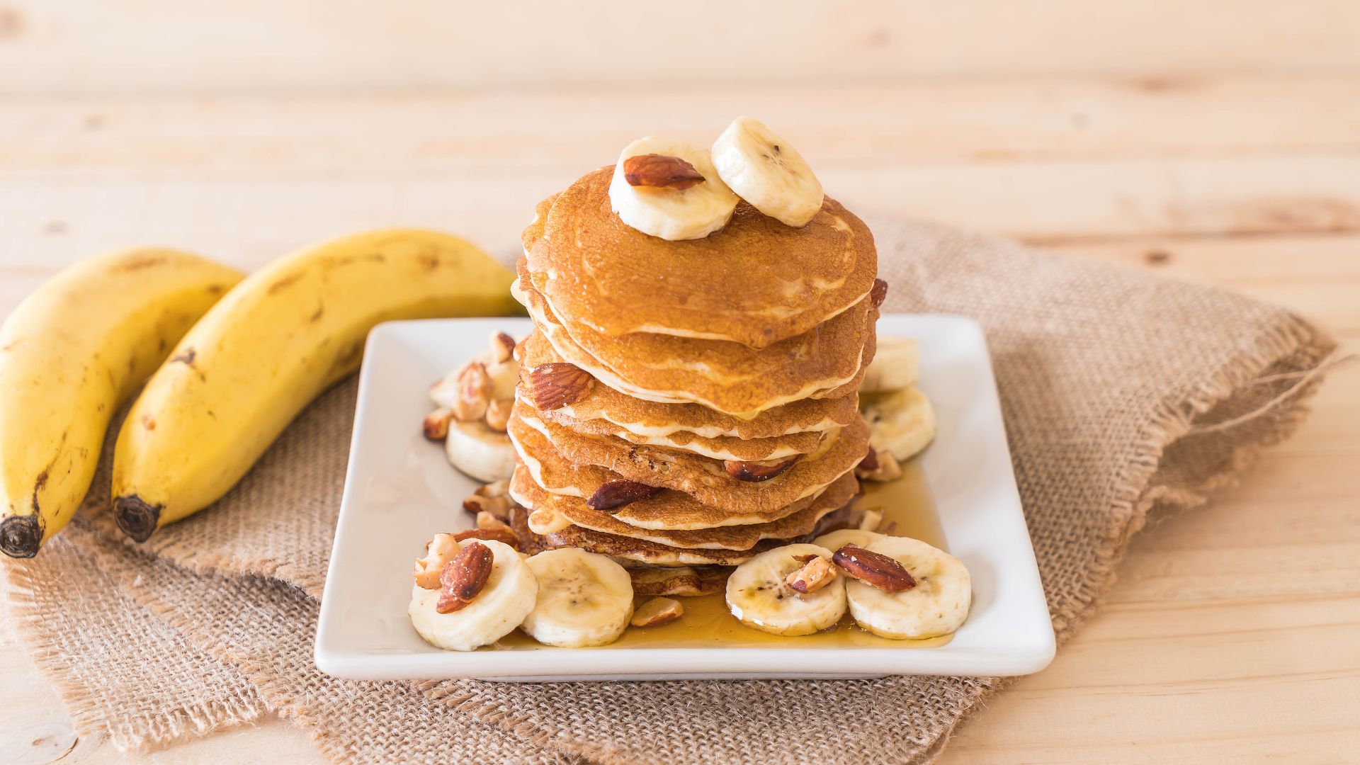 8 receitas fitness e saborosas para não sair da dieta 1 Receitas fitness como esta panqueca de banana combinam energia, sabor e praticidade para um pré-treino nutritivo e equilibrado.