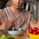 Homem realizando uma alimentação equilibrada e variada, de acordo a dieta flexível