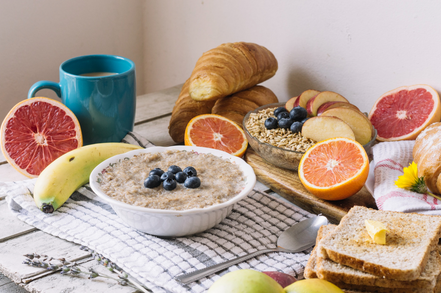 Café da manhã saudável: 6 ideias práticas para incluir no dia a dia